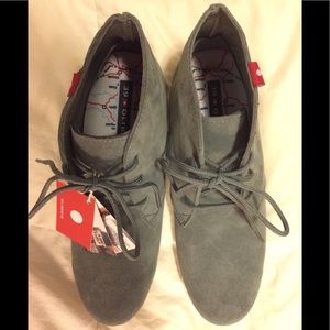 Oliberte Zimia chukka boots in grey suede.